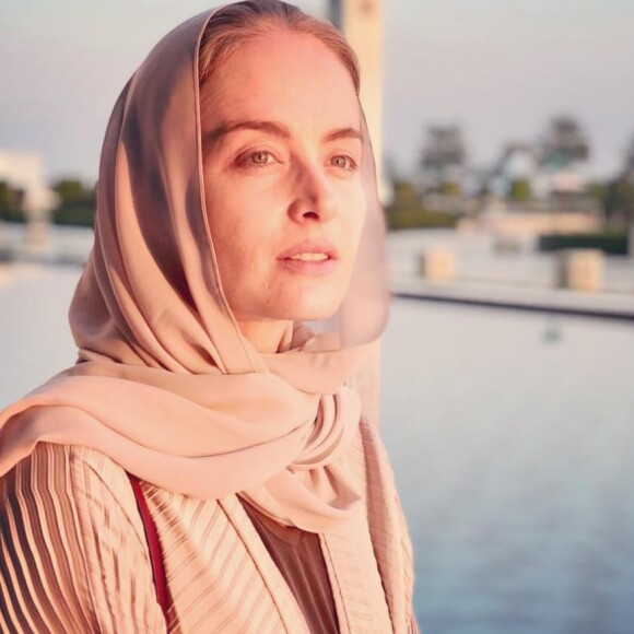 Um lenço rosa completou a produção de Angélica em viagem a Abu Dhabi