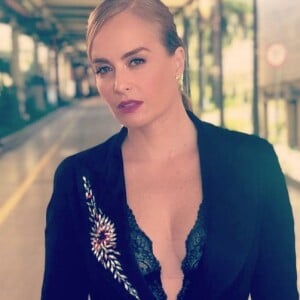 Angélica deixou a lingerie à mostra e esbanjou estilo ao participar de uma gravação do 'Domingão do Faustão'