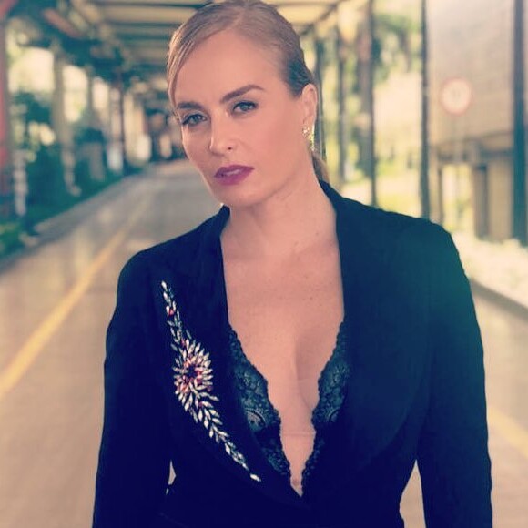 Angélica deixou a lingerie à mostra e esbanjou estilo ao participar de uma gravação do 'Domingão do Faustão'