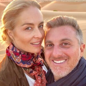 Angélica dispensa maquiagem e esbanja estilo nas viagens com Luciano Huck