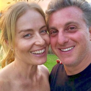 Angélica exibiu rosto sem make em uma foto com o marido, Luciano Huck, no Instagram