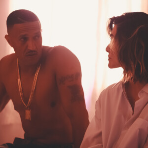 Cleo e Mano Brown trocaram carinhos e beijos no clipe 'Melhor Que Eu'