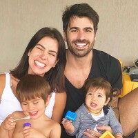 Fofura! Filhos de Adriana Sant'Anna e Rodrigão roubam a cena em foto em família