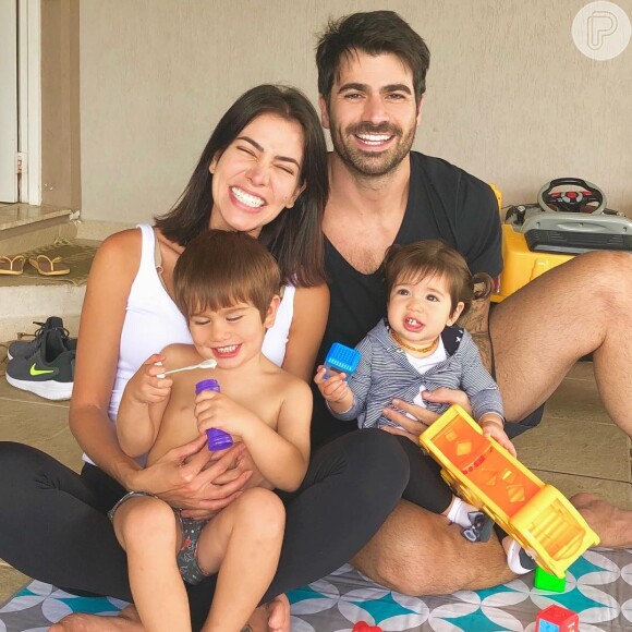 Adriana Sant'Anna encantou a web ao postar uma foto da família neste sábado, 1 de dezembro de 2018