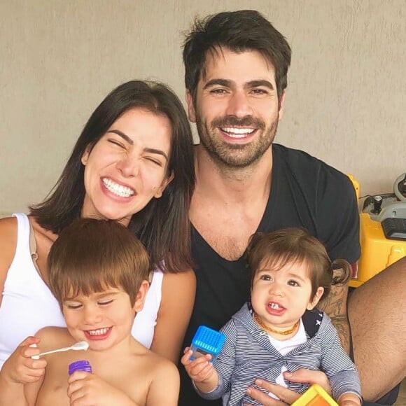 Adriana Sant'Anna encantou a web ao postar uma foto da família neste sábado, 1 de dezembro de 2018