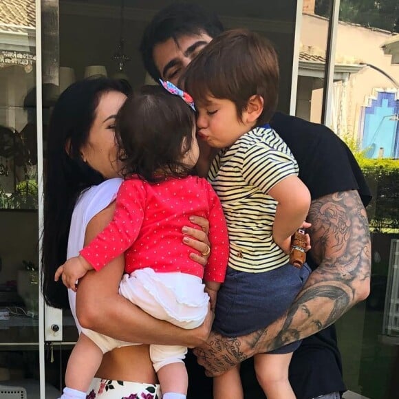 Adriana Sant'Anna e o marido evitam expor o rosto dos filhos nas redes sociais
