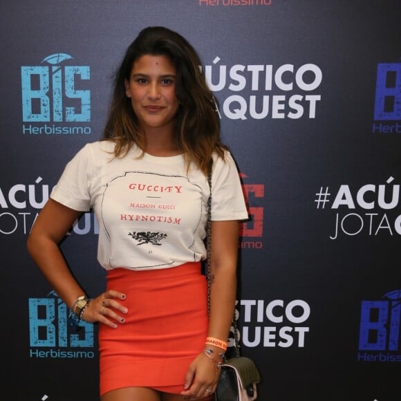 Giulia Costa curtiu o show da banda Jota Quest neste sábado, 1 de dezembro de 2018