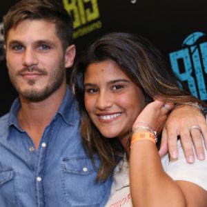 Giulia Costa exibiu anel igual ao de Philippe Correia em show do Jota Quest neste sábado, 1 de dezembro de 2018