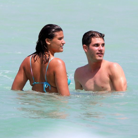 Giulia Costa renovou o bronzeado e trocou carinhos com Philippe Correia