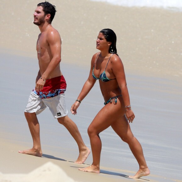 Giulia Costa é sempre fotografada na praia com Philippe Correia