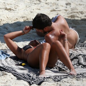 Giulia Costa curtiu praia em clima de romance com Philippe Correia