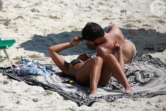 Giulia Costa curtiu praia em clima de romance com Philippe Correia