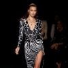 Desfile da Versace em Nova York no dia 2 de dezembro resgatou imagens icônicas da marca. Irina Shayk também desfilou animal print, em duas padronagens