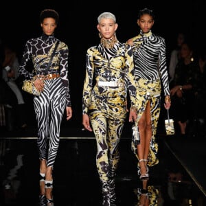 Desfile da Versace em Nova York no dia 2 de dezembro resgatou imagens icônicas da marca, como a estampa em dourado e animal print