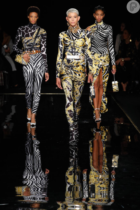 Desfile da Versace em Nova York no dia 2 de dezembro resgatou imagens icônicas da marca, como a estampa em dourado e animal print