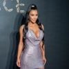 Kim Kardashian veste um dos modelos clássicos da marca: o vestido em malha metálica