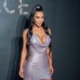 Kim Kardashian veste um dos modelos clássicos da marca: o vestido em malha metálica