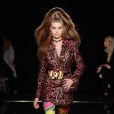 Desfile da Versace em Nova York no dia 2 de dezembro resgatou imagens icônicas da marca. Anos 80 total no look com mix de estampas de no penteado