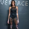 Desfile da Versace em Nova York no dia 2 de dezembro resgatou imagens icônicas da marca. Winnie Harlou de look transparente