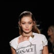 Versace mostra nova coleção em desfile cheio de looks clássicos da marca