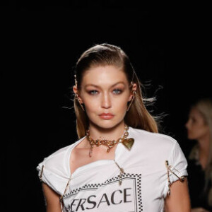 Desfile da Versace rolou em Nova York em 2 de dezembro de 2018. Gigi Hadid desfilou uma saia mullet