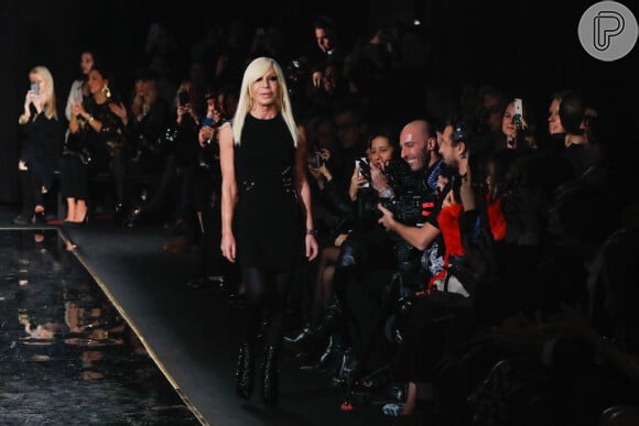 Desfile da Versace rolou em Nova York em 2 de dezembro de 2018. Donatella Versace é o nome por trás da grife atualmente
