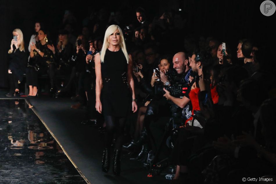 Desfile da Versace rolou em Nova York em 2 de dezembro de 2018. Donatella Versace é o nome por trás da grife atualmente