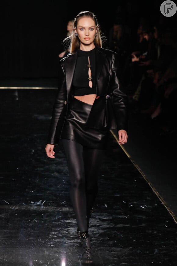 Desfile da Versace rolou em Nova York em 2 de dezembro de 2018. Candice Swanepoel de look sexy em couro