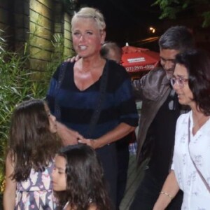 Xuxa Meneghel foi acompanhada do namorado, Junno Andrade, ao aniversário de Maria Flor