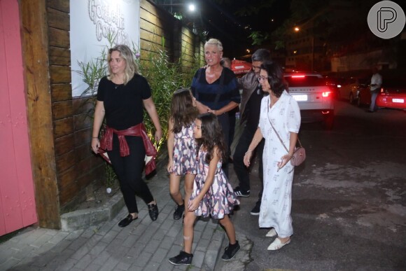 Xuxa Meneghel foi acompanhada do namorado, Junno Andrade, ao aniversário de Maria Flor