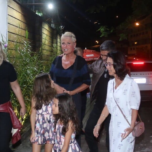 Xuxa Meneghel foi acompanhada do namorado, Junno Andrade, ao aniversário de Maria Flor