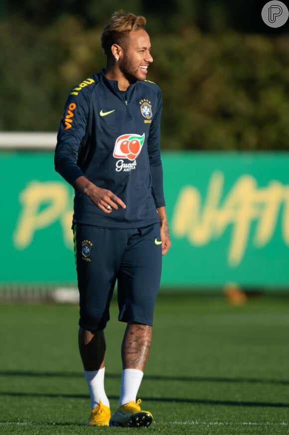 Neymar também tatuou uma pena e o adjetivo 'caçador de sonhos' em inglês no pescoço