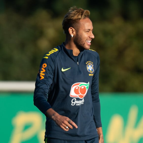 Neymar também tatuou uma pena e o adjetivo 'caçador de sonhos' em inglês no pescoço