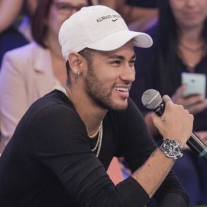 Neymar faz 3 novas tattoos: Mickey na costela e pena com frase no pescoço. Veja foto postada nesta segunda-feira, dia 03 de novembro de 2018