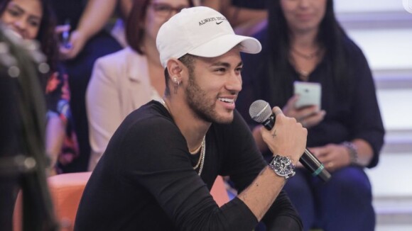 Neymar faz 3 novas tattoos: Mickey na costela e pena com frase no pescoço. Veja!