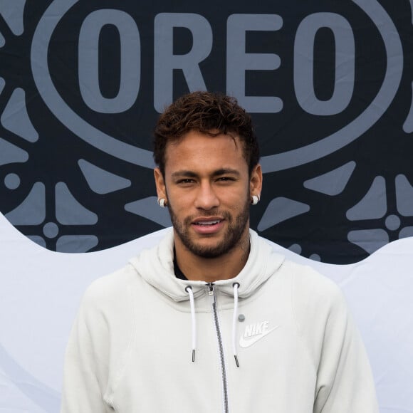 Neymar fez as tatuagens com o artista Adão Rosa