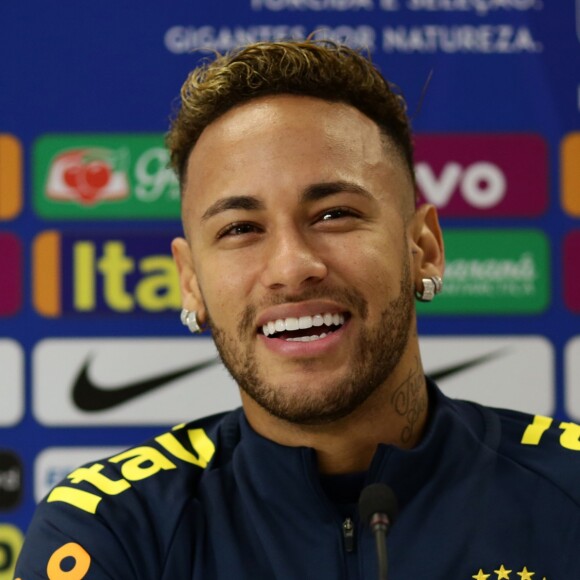 Neymar fez tatuagem de Mickey na costela e pena com palavra no pescoço