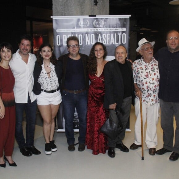 Murilo Benício e Débora Falabella com o elenco do filme 'O Beijo no Asfalto', no Espaço Itaú de Cinema, na zona sul do Rio, nesta segunda-feira, 3 de dezembro de 2018