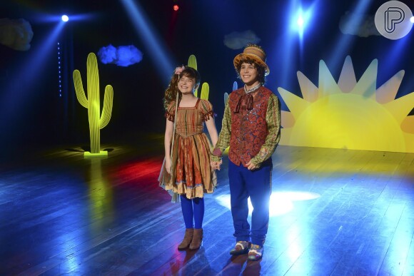Na novela 'As Aventuras de Poliana', a apresentação de Poliana (Sophia Valverde) e João (Igor Jansen) no show de talentos da escola é um sucesso