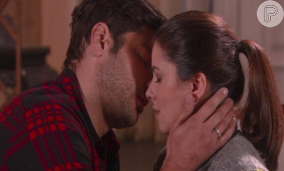 Na novela 'As Aventuras de Poliana', Afonso (Victor Pecoraro) e Luísa (Thaís Melchior) se beijam