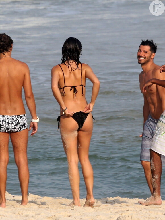 Na época, Isis Valverde negou que estivesse namorando o ator Uriel del Toro, com quem foi fotografada em praia no Rio