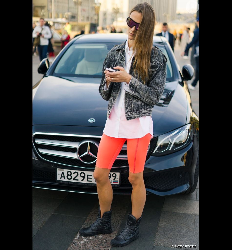 Bermuda ciclista com tênis de cano alto tem a cara dos anos 90 - Purepeople