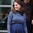 Kate Middleton apostou em peças acinturadas na gravidez do terceiro filho, Louis