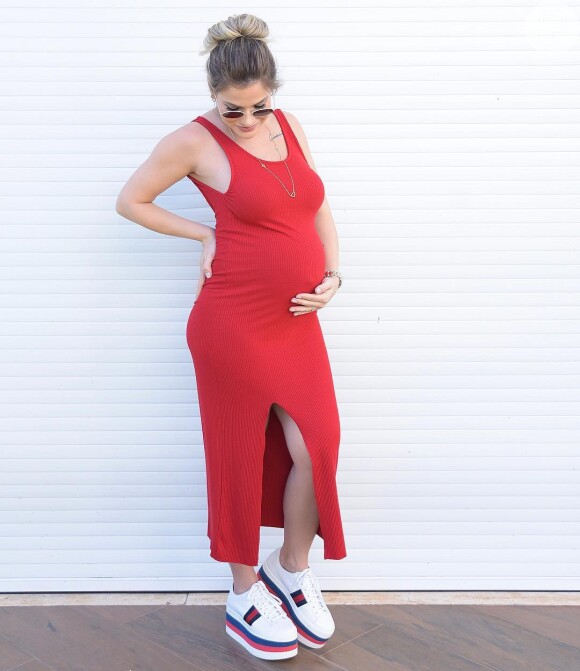 Tênis com plataforma foram presentes na segunda gravidez de Andressa Suita