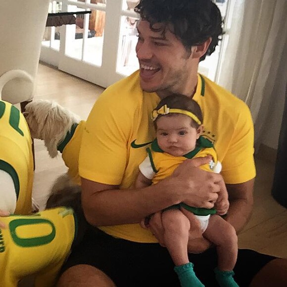 José Loreto e Débora Nascimento entraram no clima de Copa do Mundo e posaram com a filha no colo