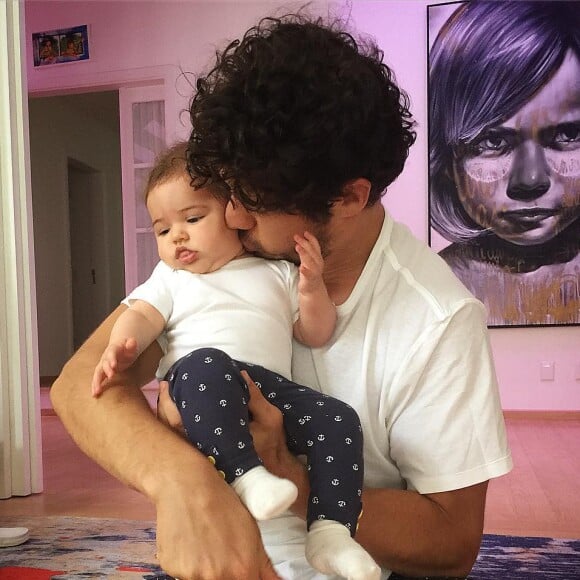 José Loreto foi só chamego com a filha, Bella, em momento fofo