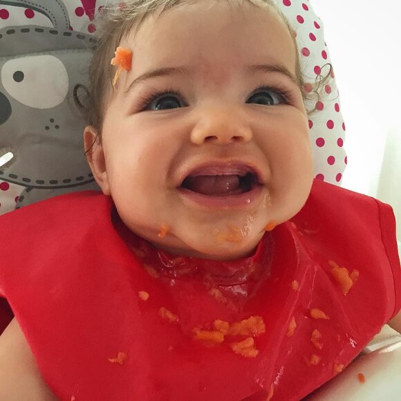 Filha de José Loreto e Débora Nascimento, Bella encantou a web ao comer mamão pela primeira vez