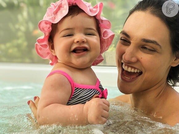 Filha de Débora Nascimento, Bella se divertiu na água com a atriz