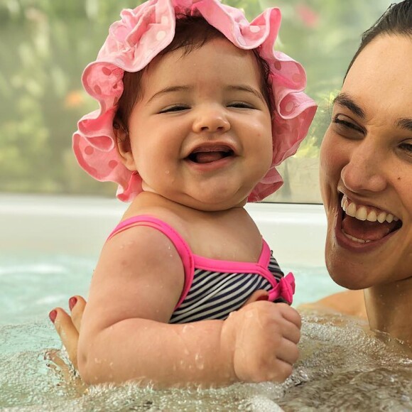 Filha de Débora Nascimento, Bella se divertiu na água com a atriz