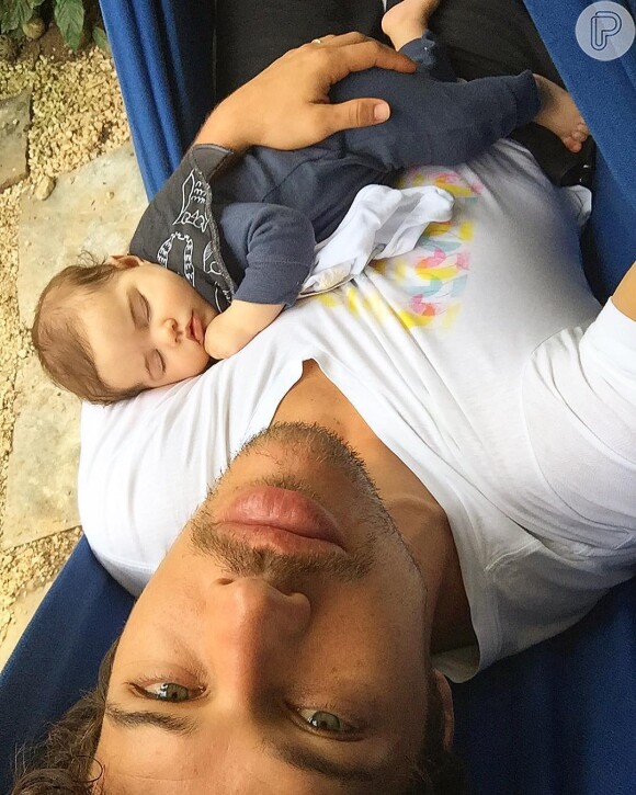 José Loreto mostrou a filha, Bella, dormindo em seu colo em foto no Instagram